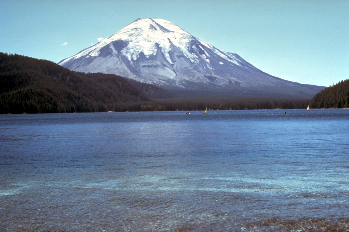 Mount St. Helens and Spirit Lake before the 1980 eruption, showing the volcano's symmetrical cone.